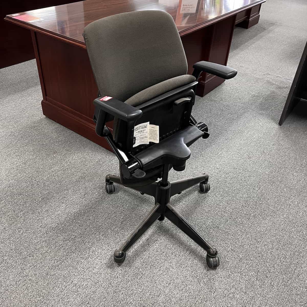 Steelcase Vecta Black/Green Nesting Chair - Image 3