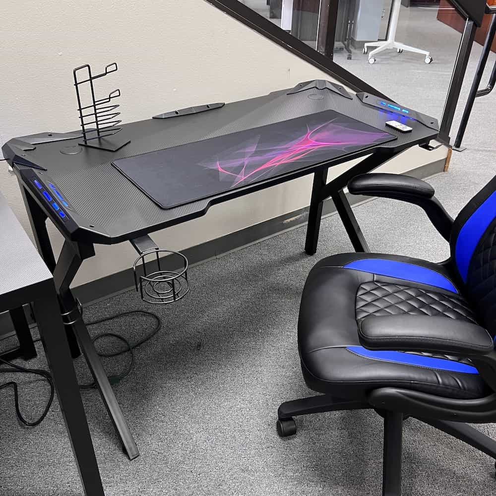 new black gaming desk with mouse pad