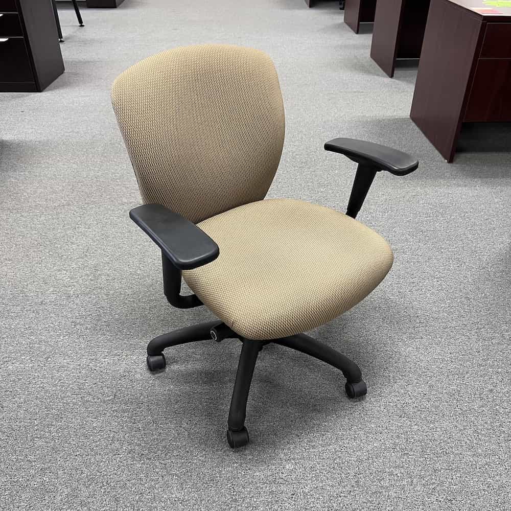 sitonit tan knack mid back chair with black base