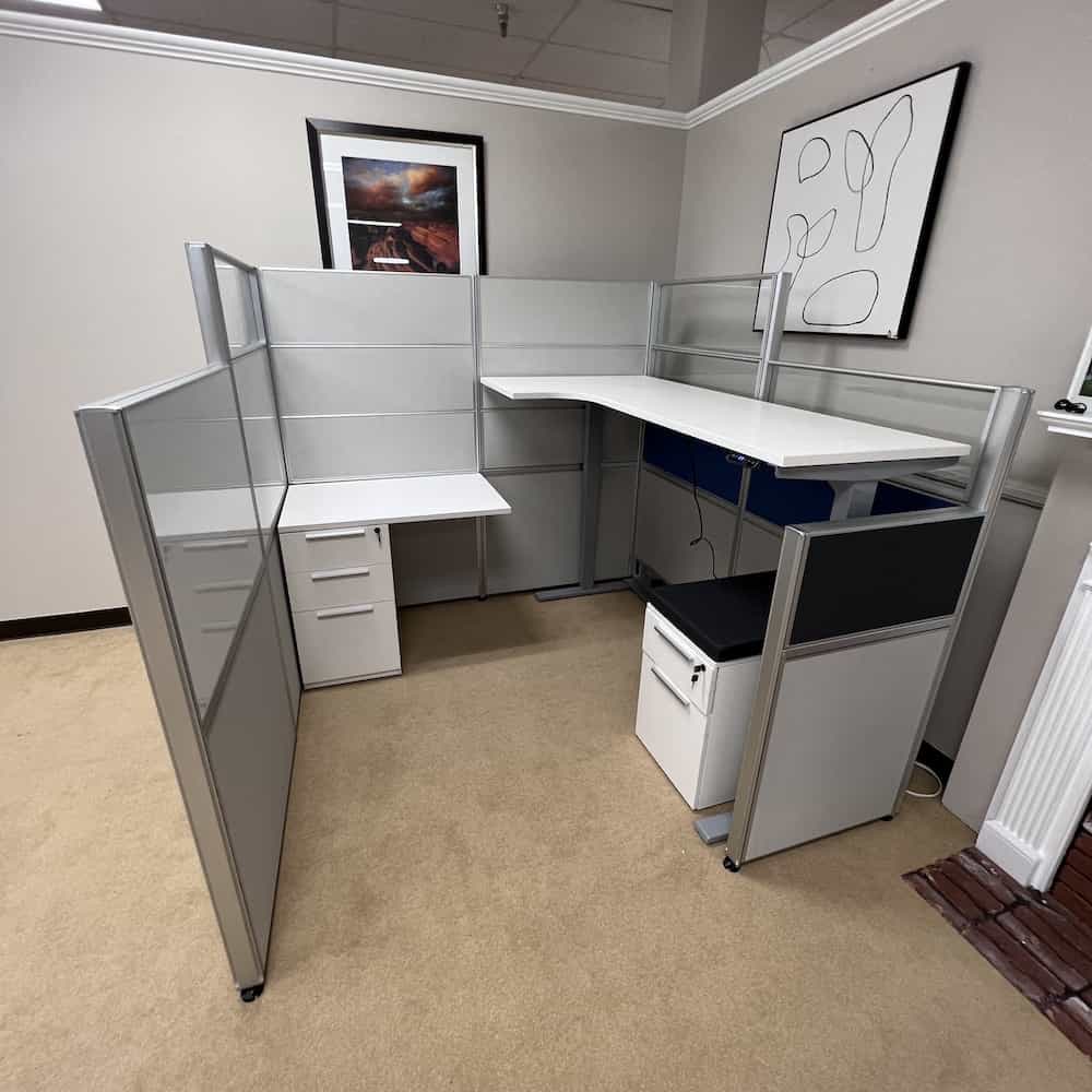 Cubical with height adjustable desk
