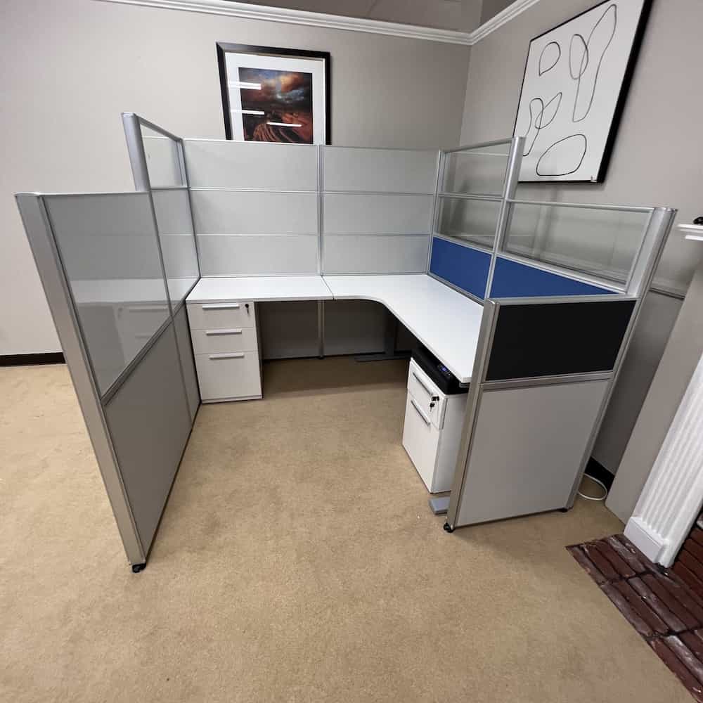 Cubical with height adjustable desk