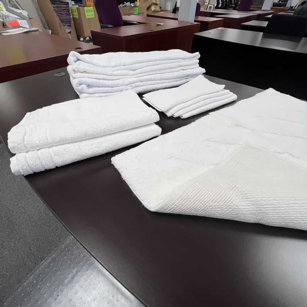 bath towel set, white, 4 bath size, 4 washcloths, two hand towels, one rug