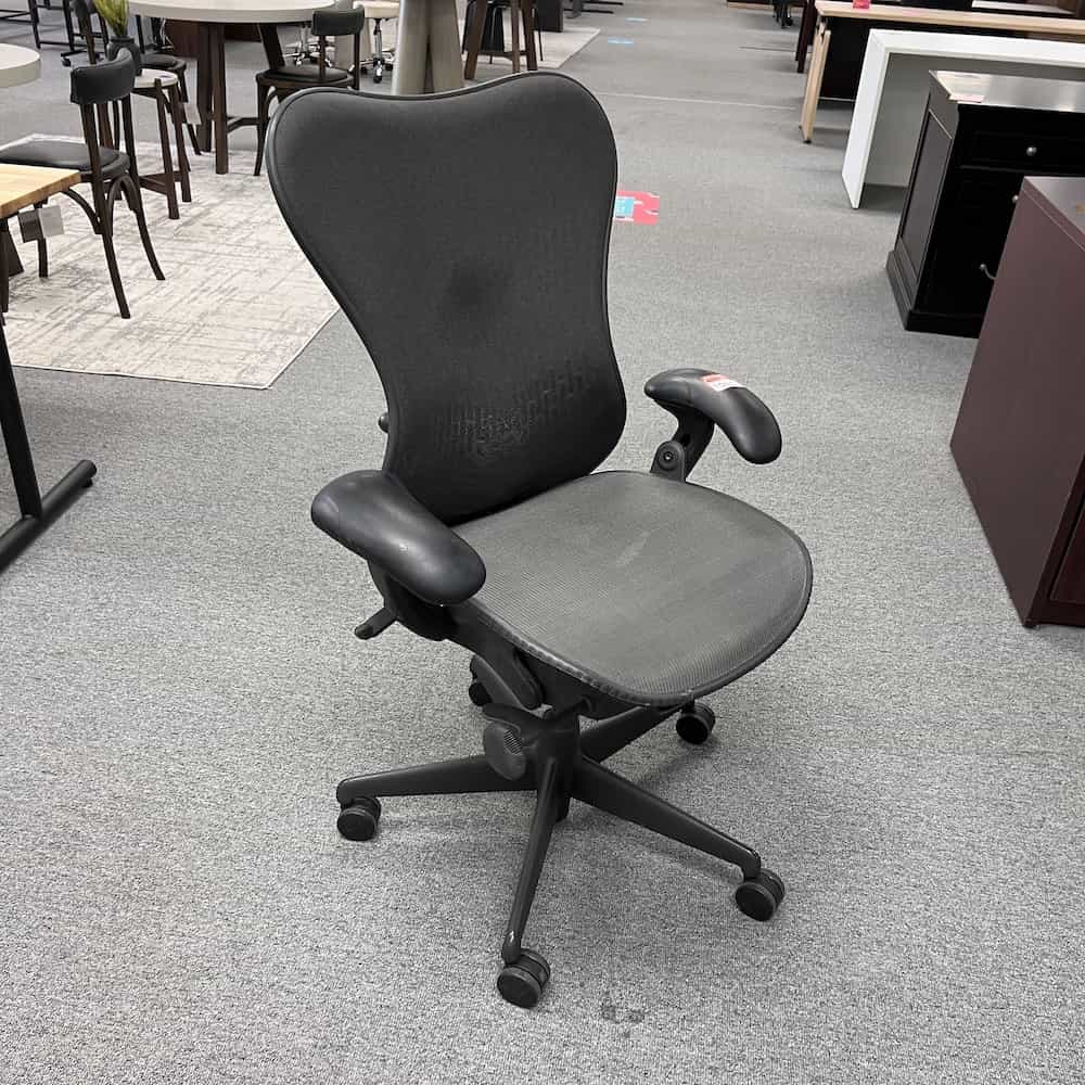 mirra chair with rounded back corders and very rounded arm rests, mesh mesh