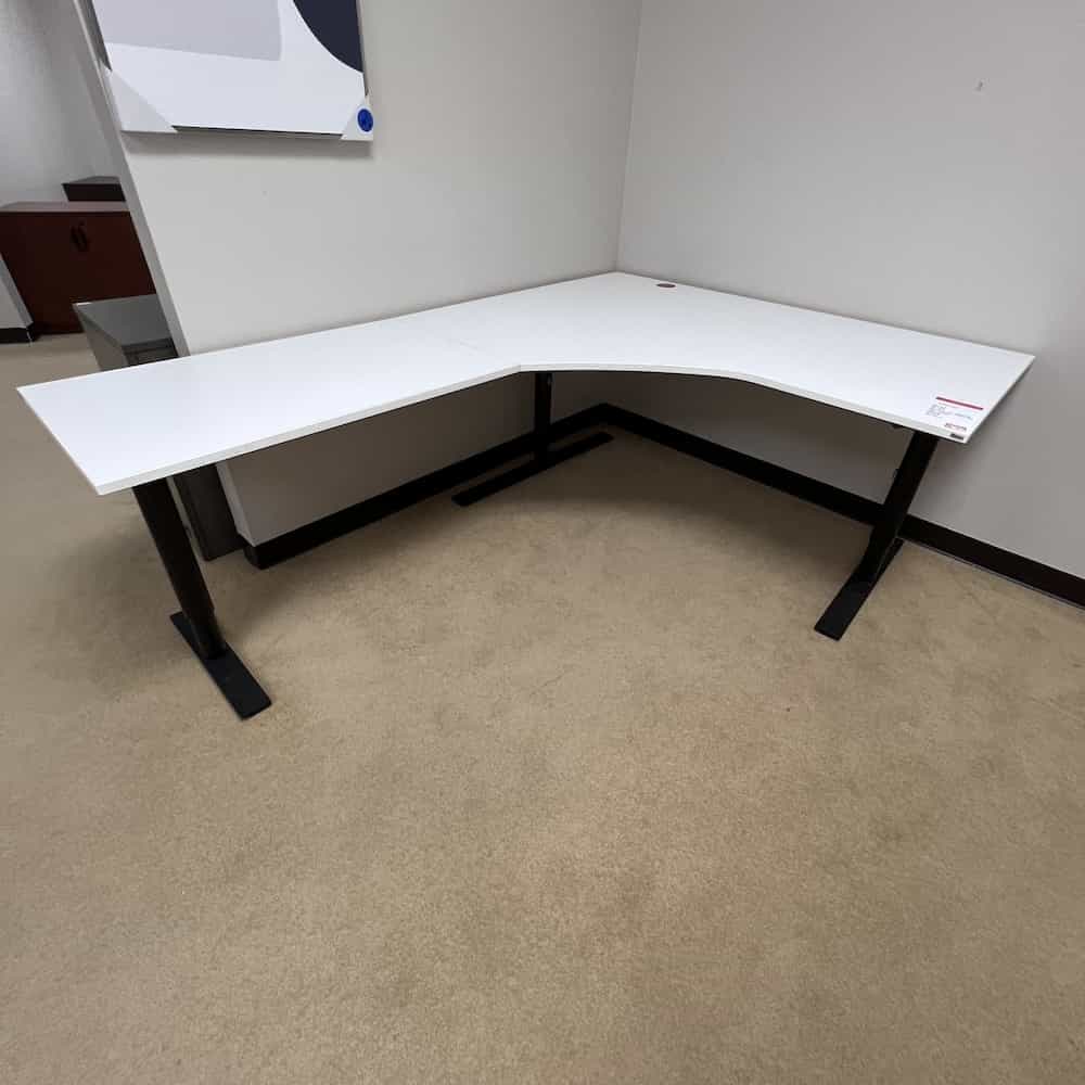 white l-desk with black legs kinnarps legs adjust individually with hand crank, left return